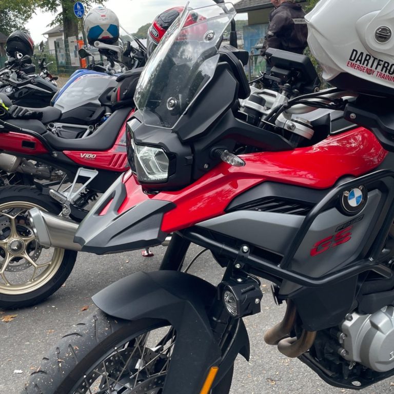 Für Motorradfahrer Unterschiedliche Motorräder stehen vor einem Bikertreff